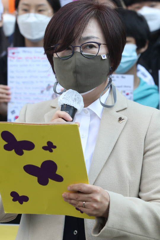 11일 오후 서울 종로구 옛 일본대사관 앞 평화의소녀상에서 열린 제1465차 일본군성노예제 문제해결을 위한 정기 수요시위 기자회견에서 이나영 정의기억연대 이사장이 주간보고를 하고 있다. 연합뉴스